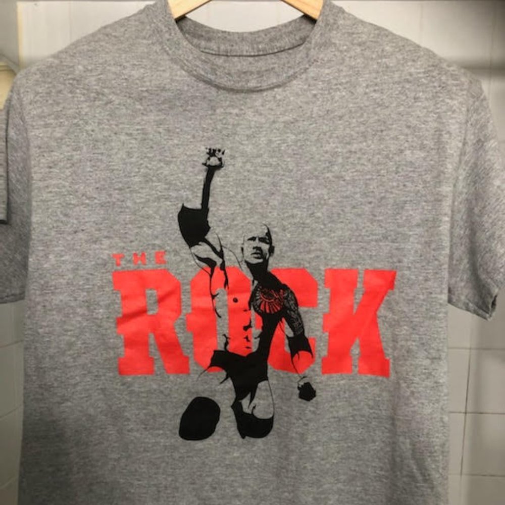 RARE VINTAGE WWE ICONIC LEGEND THE ROCK T-SHIRT SIZE MEDIUM